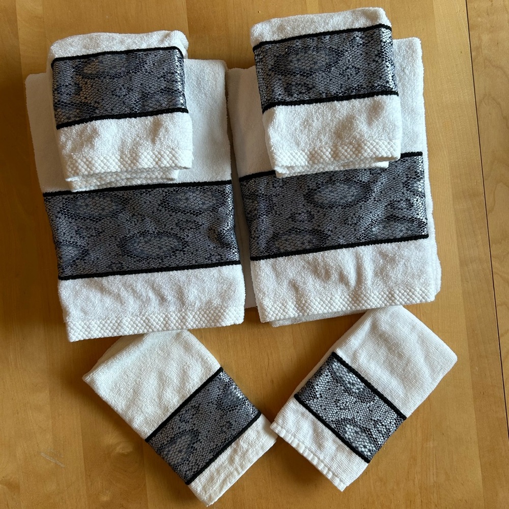 Vintage 90s 6 piece 💯 cotton towel set with silver python pattern trim